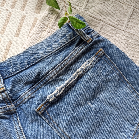 Abercrombie & Fitch | The Boyfriend Short Mid Rise | Distressed Medium Wash - Picture 9 of 9